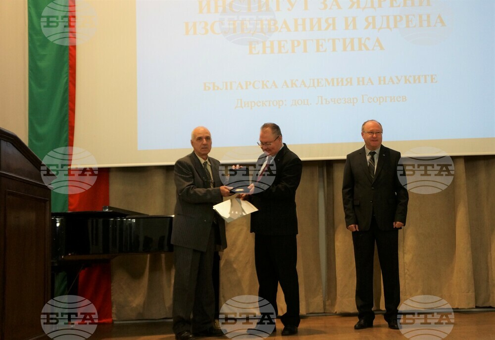 БАН отличи с почетен плакет Института за ядрени изследвания и ядрена енергетика за неговата 50-годишнина