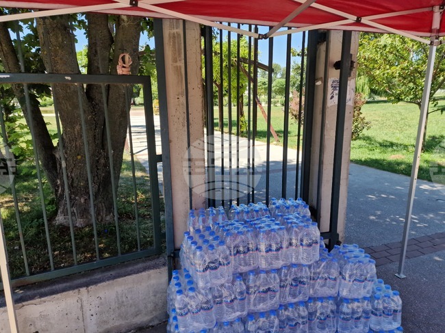 Безплатна минерална вода осигурява Община Враца за гражданите в обедните часове до петък 