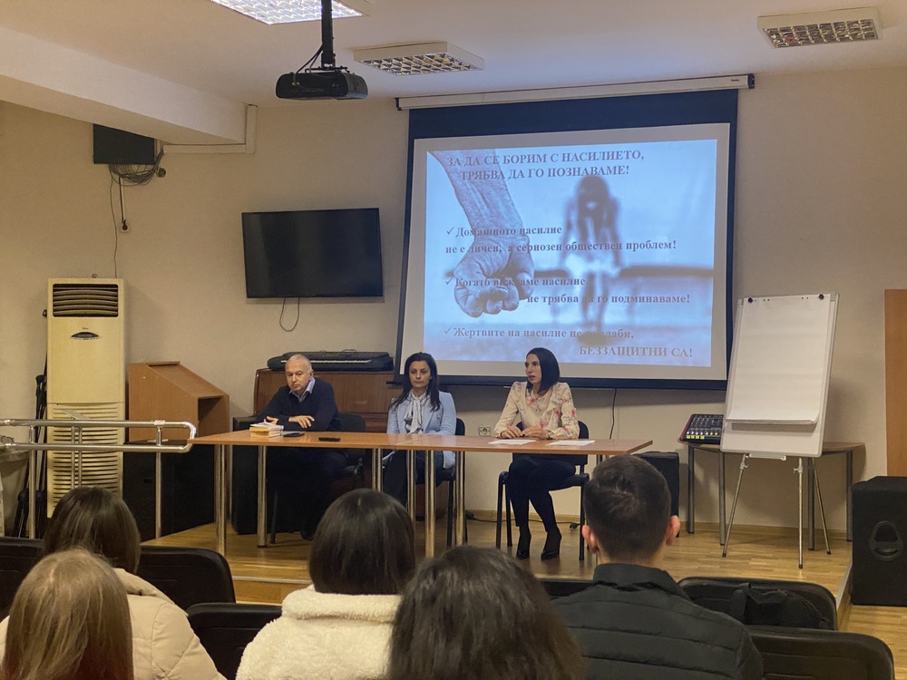 Апелативна прокуратура – Пловдив: Прокурори и съдебни служители от Районна прокуратура – Кърджали изнесоха открит урок за превенцията и защитата на пострадалите от домашно насилие пред ученици от ЕГ „Христо Ботев“ в града