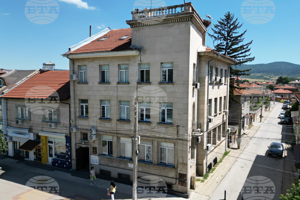 В Бюрото по труда в Ихтиман са обявени работни места за учители, а най-много свободни позиции има при професии със средна и ниска квалификация