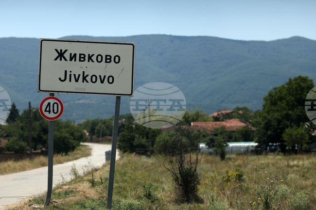 Временно движението на автомобили по пътя Самоков - село Живково се осъществява двупосочно в едната лента, съобщиха от АПИ