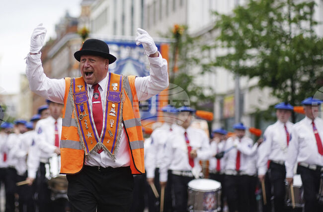 Хиляди хора се събраха в Северна Ирландия за традиционния поход на Ордена на оранжистите