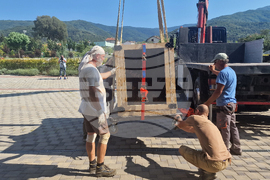 Петрич - Исторически музей - статуя - транспортиране