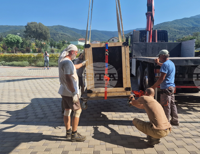 Петрич - Исторически музей - статуя - транспортиране