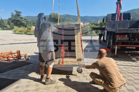 Петрич - Исторически музей - статуя - транспортиране