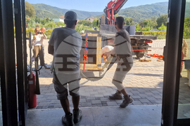 Петрич - Исторически музей - статуя - транспортиране