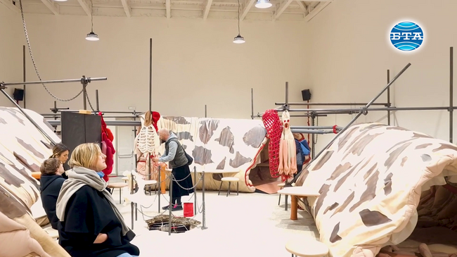 Историята на първия чехословашки жираф е акцент в проекта на Чехия на Венецианското биенале тази година