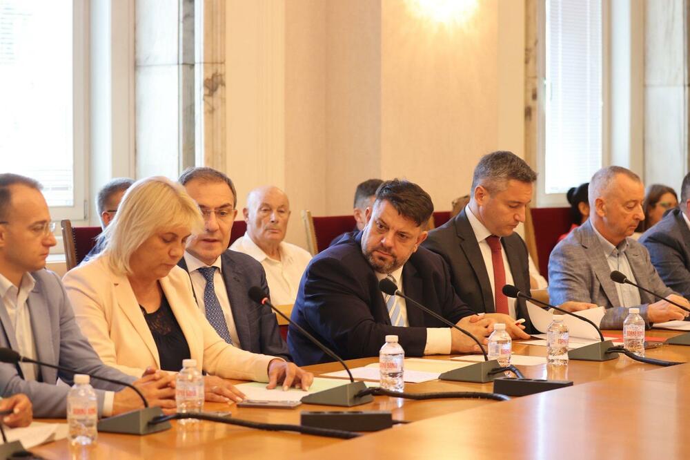 БСП: "33 години по-късно: БСП даде заявка да бъде гарант на Конституцията"