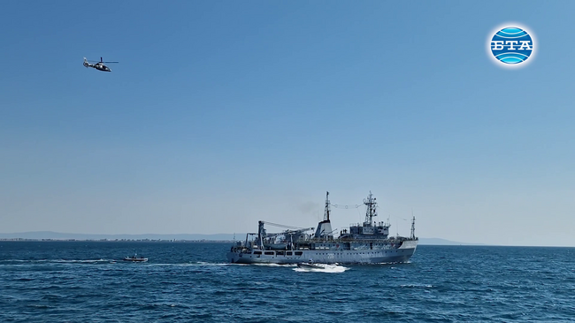 От борда на фрегатата  „Дръзки" се наблюдават демонстрациите на военна техника и сили от военноморското учение  „Бриз - 2024"