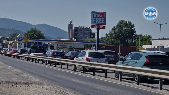 Движението през граничен пункт „Кулата“ е натоварено, колоната от автомобили е около 1,5 километра