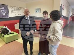 Снимка: Асоциация на прокурорите в България - Главният прокурор Иван Гешев към ученици от Езикова гимназия „Пейо Яворов“ в Силистра.