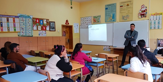 Община Сливен: Местната комисия за борба с трафик на хора в Сливен проведе целенасочена превантивна работа обхващайки 70 родители от кв. Надежда