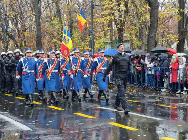 Румъния отбелязва националния си празник с военен парад, коледни светлини и концерт