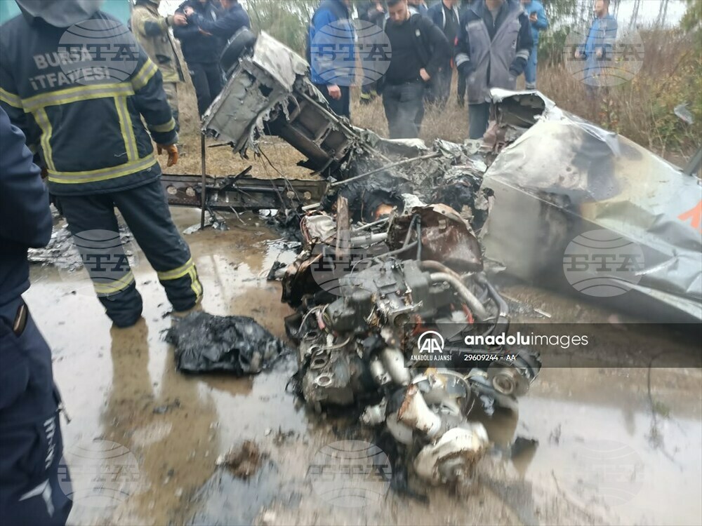 Учебен самолет се разби в Бурса, двама са загинали