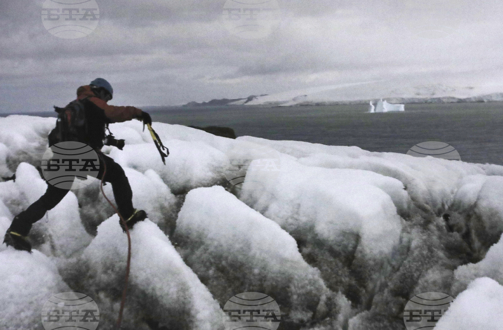 Месец на Антарктида - откриване