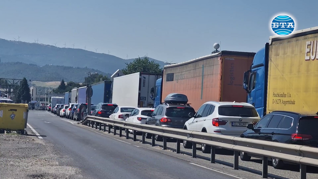 Натоварено е движението през граничен пункт „Кулата“, колоната от автомобили е около километър