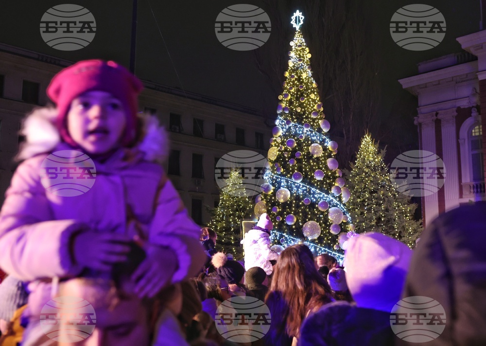 Спектакъл съпроводи запалването на светлините на коледната елха пред Народния театър в София
