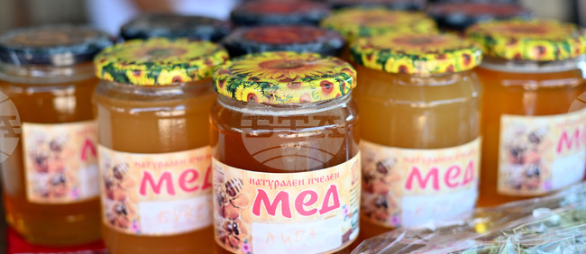 Младежки център - Враца помогна дарение от един тон мед да достигне до потребителите на социални услуги 