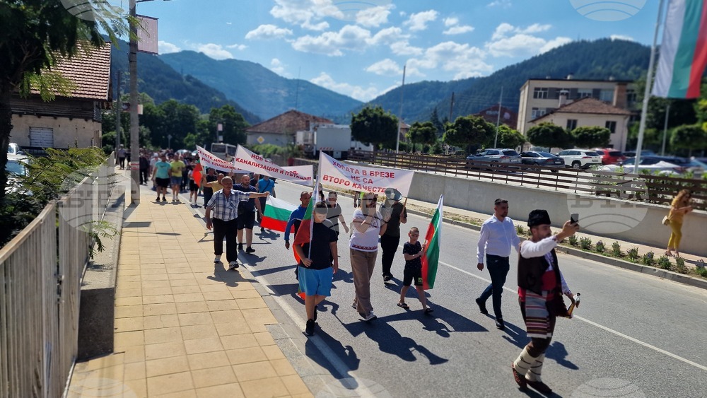 Жители на девинското село Брезе излязоха на протест, искат нормални условия на живот