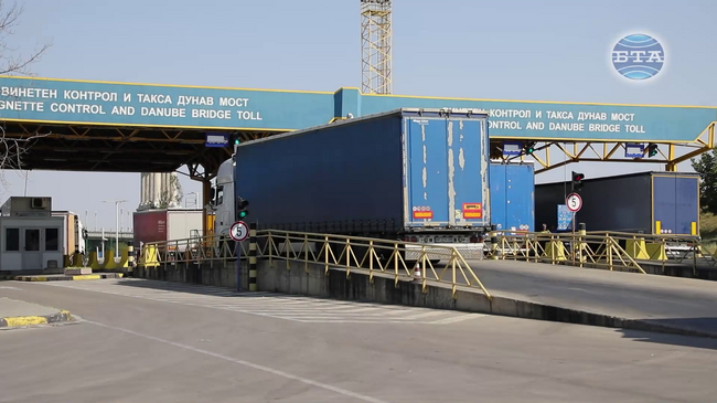 След образували се през нощта опашки от превозни средства на ГКПП "Дунав мост" при Русе днес трафикът е нормален