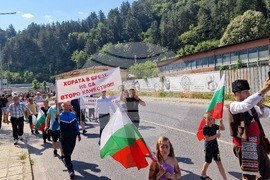 Село Брезе - Жители на девинското село Брезе излязоха на протест, искат нормални условия на живот
