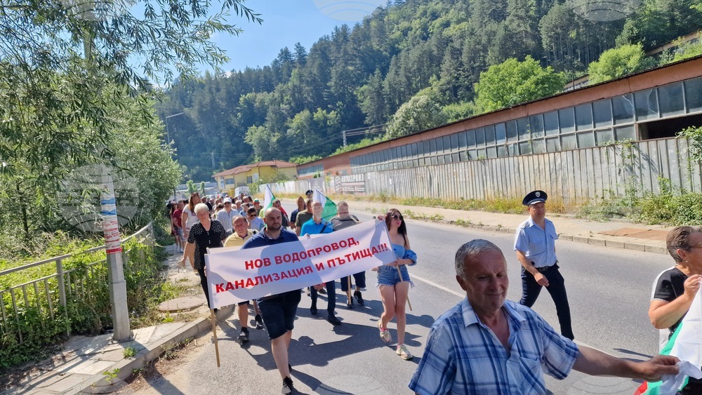 Село Брезе - Жители на девинското село Брезе излязоха на протест, искат нормални условия на живот
