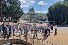 Село Брезе - Жители на девинското село Брезе излязоха на протест, искат нормални условия на живот