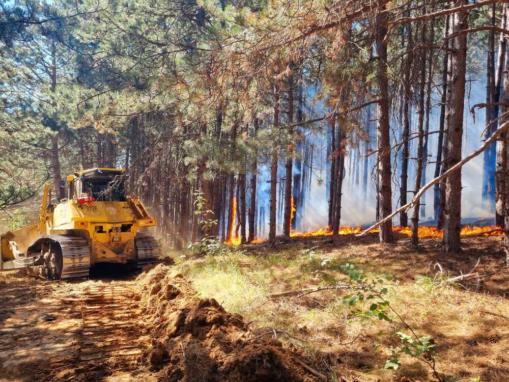 Заместник-министър Маринов участва в гасенето на пожара в района на Свиленград