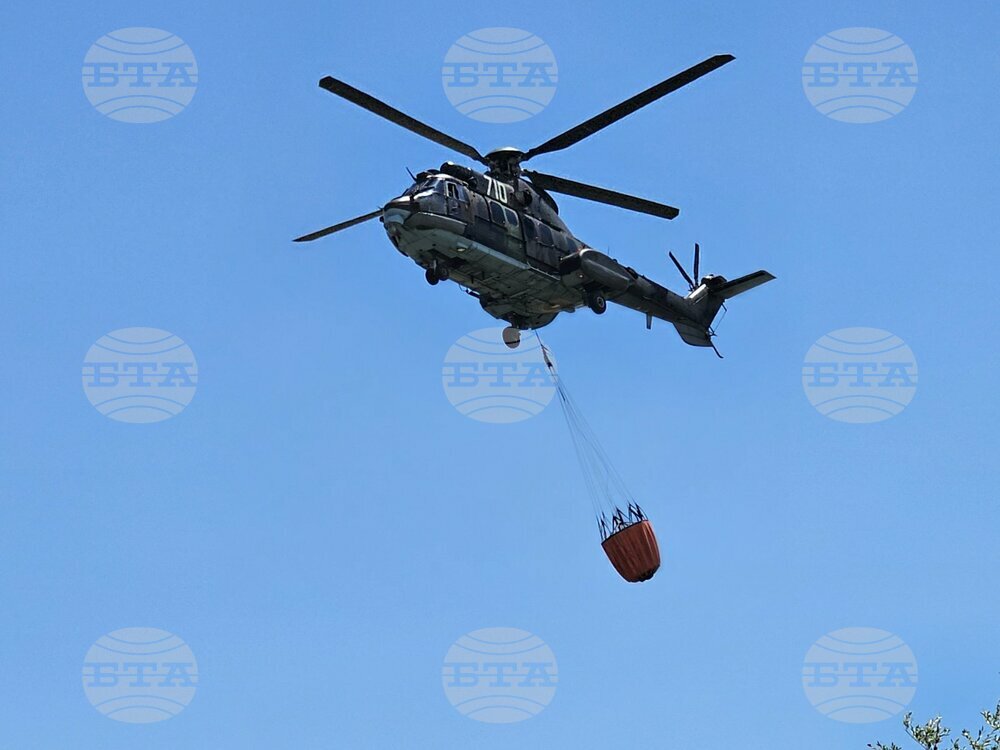 Хеликоптер се включи в гасенето на пожара в община Болярово