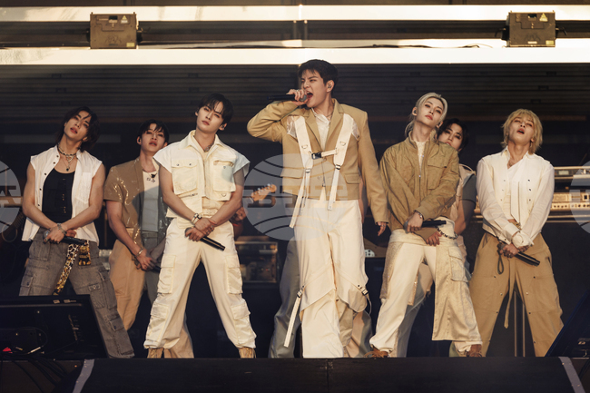 Групата "Стрей кидс" оглави класацията на "Билборд" за албуми 