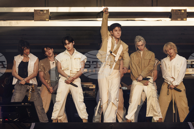 Кей-поп групата "Стрей кидс" оглави класацията на "Билборд" за албуми за рекордния седми път