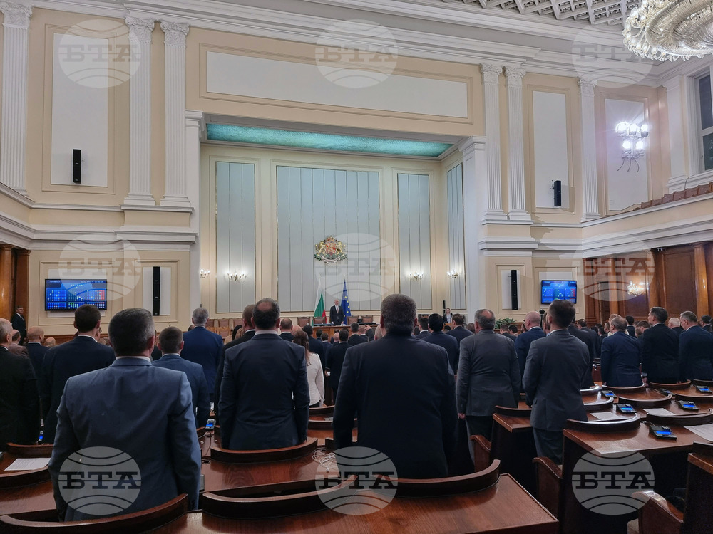Парламент - заседание - химн