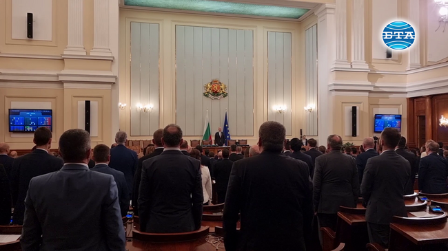 По време на обсъждането на Изборния кодекс в пленарната зала прозвуча химнът на България