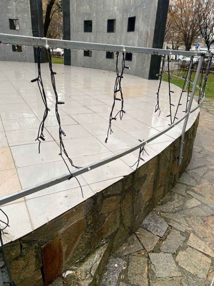 Община Момчилград: Вандали унищожиха част от празничната украса в Момчилград