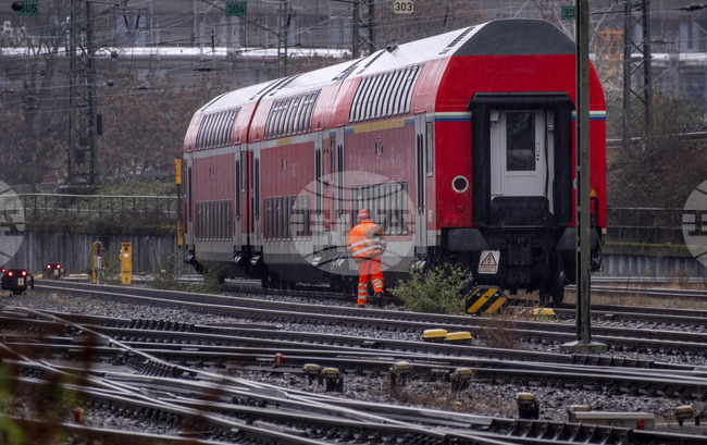Възрастна жена заседна с колата си на жп прелез в Германия и беше спасена секунди преди преминаването на влак