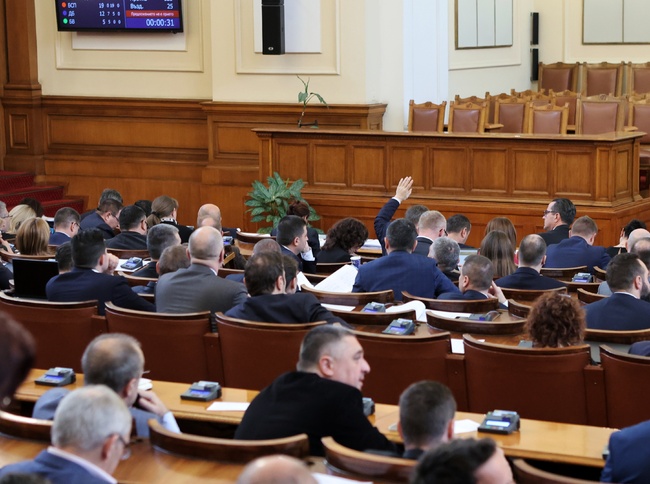 Парламентът прие окончателно промените в Изборния кодекс, след дълги заседания и много спорове