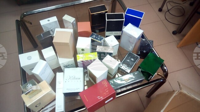 Над 15 000 парфюма с надписи на известни търговски марки са задържани от митнически служители в София 