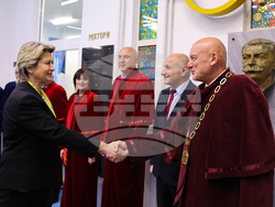 Министър Весела Лечева награди с почетен плакет ректора на НСА проф. Николай Изов по случай 80 години Национална спортна академия 