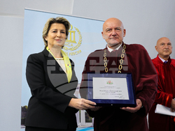 Министър Весела Лечева награди с почетен плакет ректора на НСА проф. Николай Изов по случай 80 години Национална спортна академия 