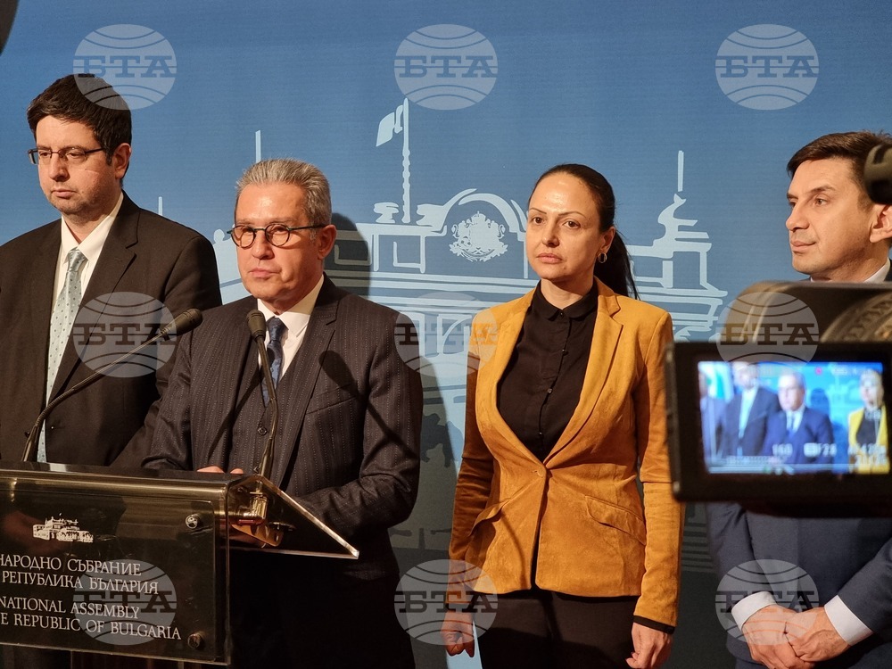 Обмисляме законодателен вариант, при който държавата да влезе в оперативното управление на рафинерията на „Лукойл“, заяви Йордан Цонев