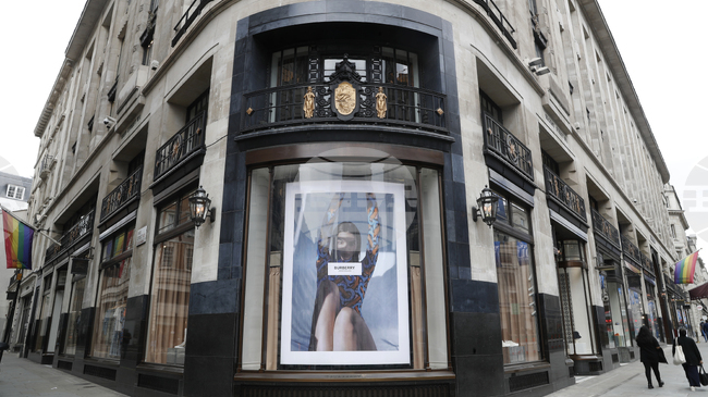 „Бърбъри“ отново отчита растеж през второто тримесечие, след като предприетите мерки за преструктуриране вече дават резултат