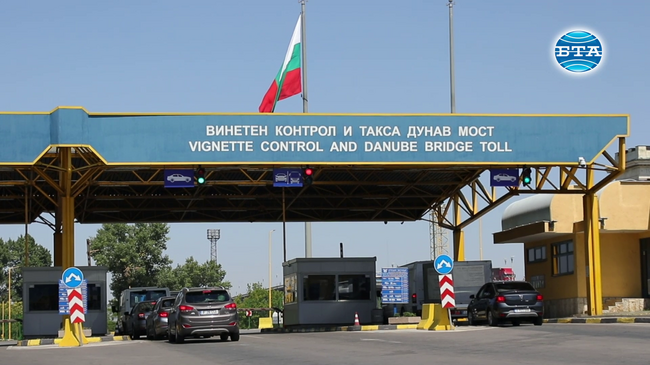 Нормален е трафикът в района на ГКПП „Дунав мост“ при Русе, повече са колите, влизащи в България