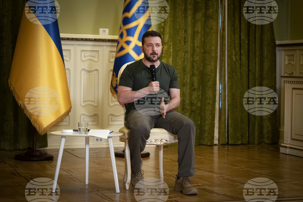 Украйна е изправена пред двойното предизвикателство - борбата с Русия и променящите се политически ветрове в САЩ