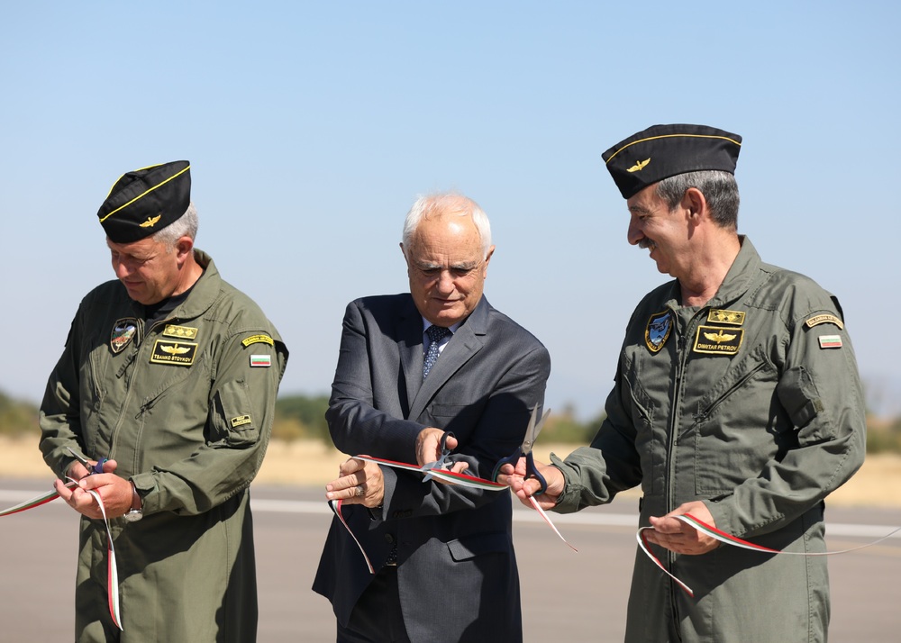 МО: Министър Атанас Запрянов откри новата полоса в Трета авиационна база