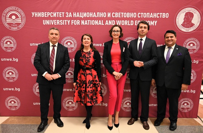 Първата двойна Executive MBA програма между УНСС и Northern Illinois University беше представена в посолството на САЩ в България
