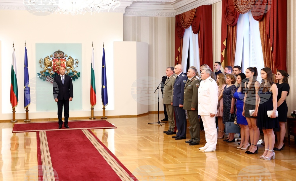 Румен Радев - военнослужещи - награждаване