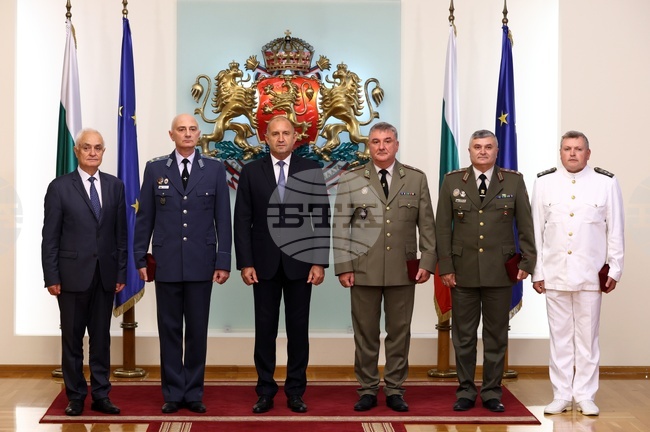 Румен Радев - военнослужещи - награждаване