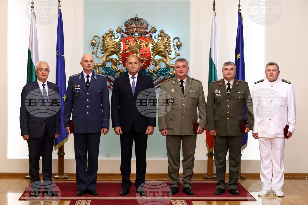 Румен Радев - военнослужещи - награждаване