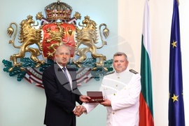 Румен Радев - военнослужещи - награждаване - капитан I ранг Ваньо Мусински