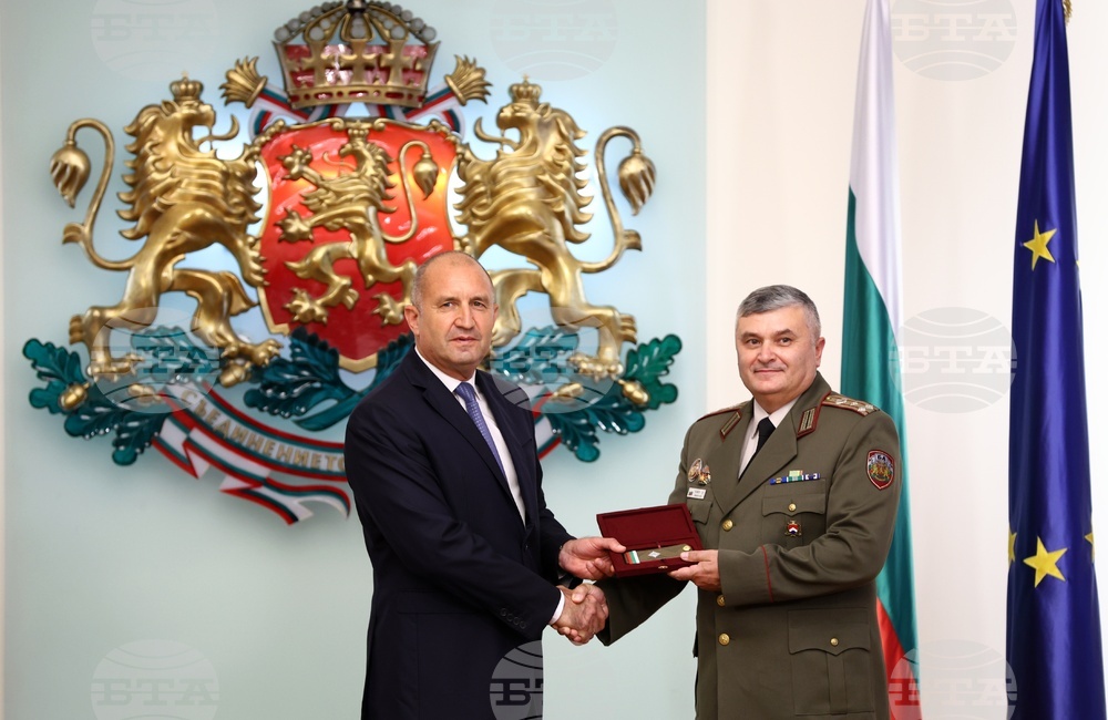 Румен Радев - военнослужещи - награждаване - полковник Иво Иванов